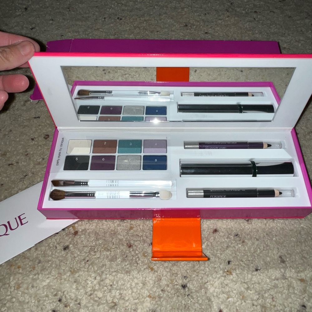 NIab Clinique party eyes pack includes everything shown